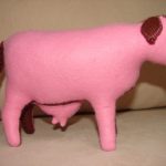 М'яка іграшка - корова. Зовнішній матеріал - фетр, наповнювач - вовна. Автор: Ганна Шпілька. 2009