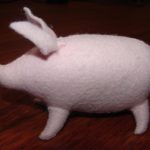 М'яка іграшка - рожеве поросятко. Зовнішній матеріал - фетр, наповнювач - вовна. Автор: Ганна Шпілька. 2008